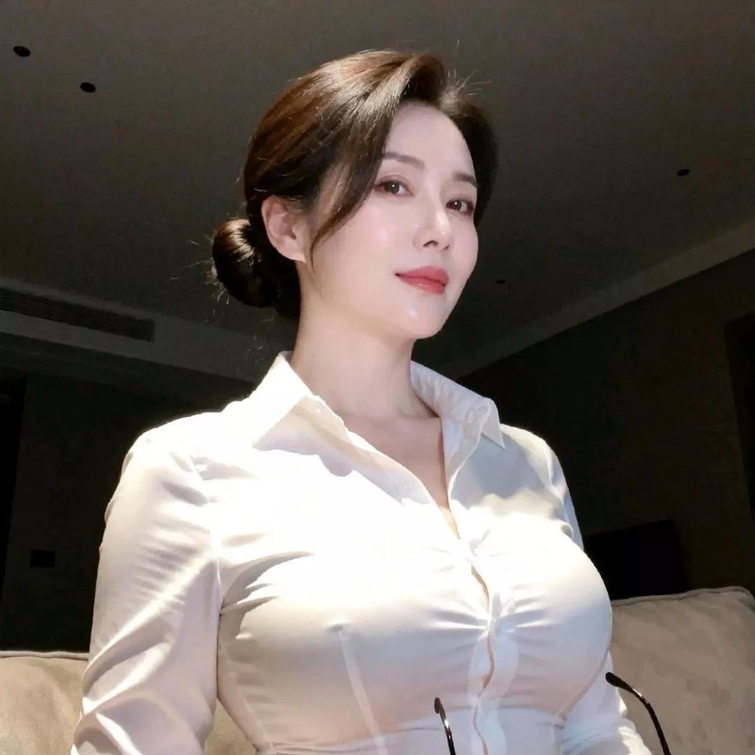 优雅知性的白衬衫穿搭，自信从容的女性魅力。