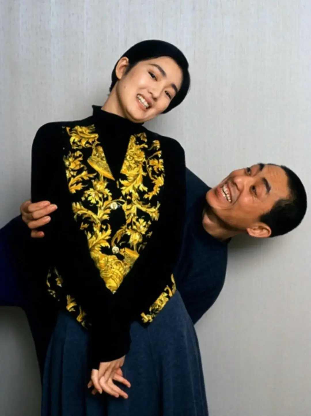 该说不说，
张艺谋跟巩俐
才是真的生理性喜欢吧！
从这张照片就可以看出来，他看向