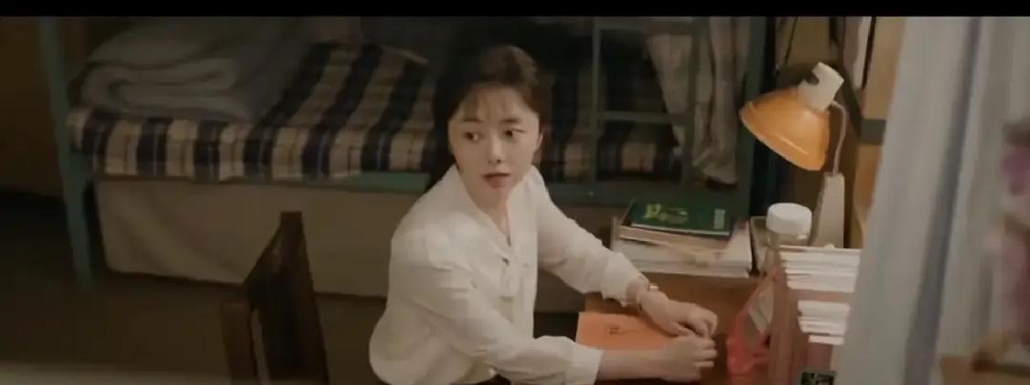 养母头七还没过，她就拿着养母攒了二十年的血汗钱，往贵州山里塞！
你想想，前21年