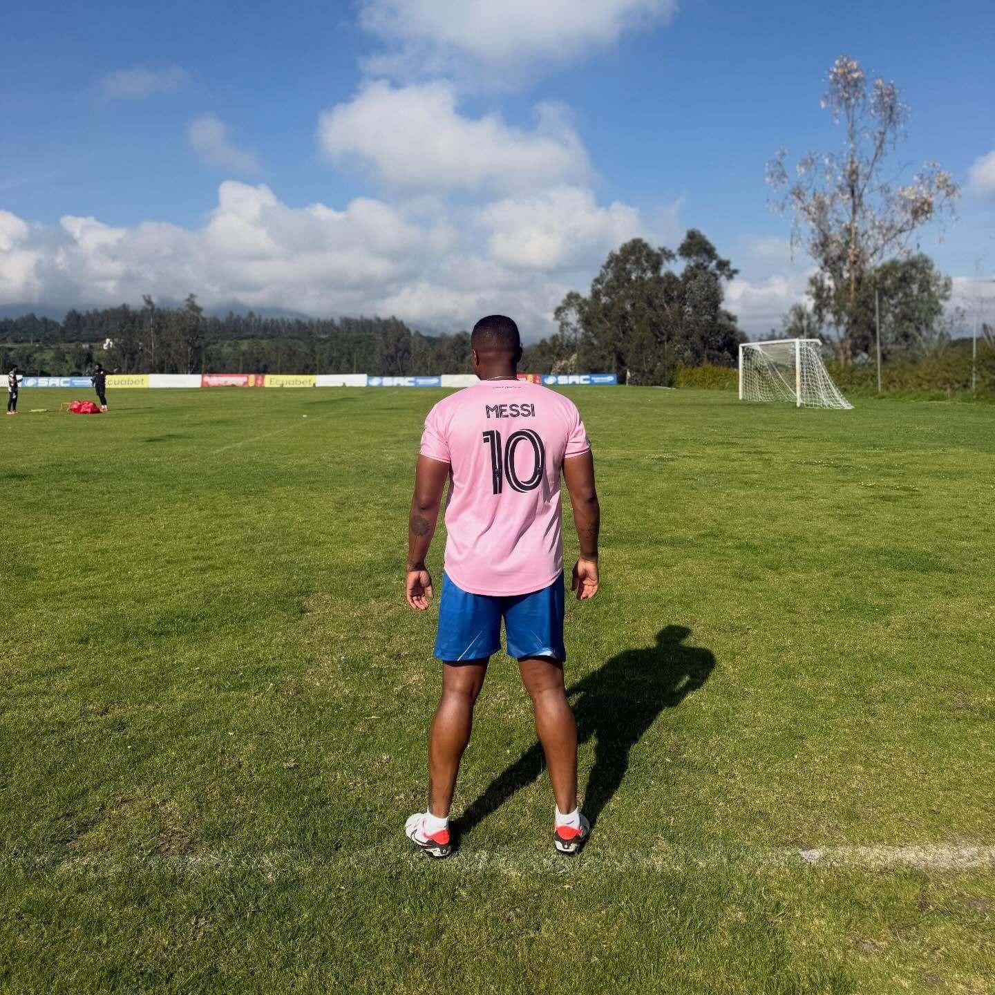 曼联名宿瓦伦西亚此前更新ins：今天轮到我穿梅西的球衣训练了，穿梅西的球衣训练，