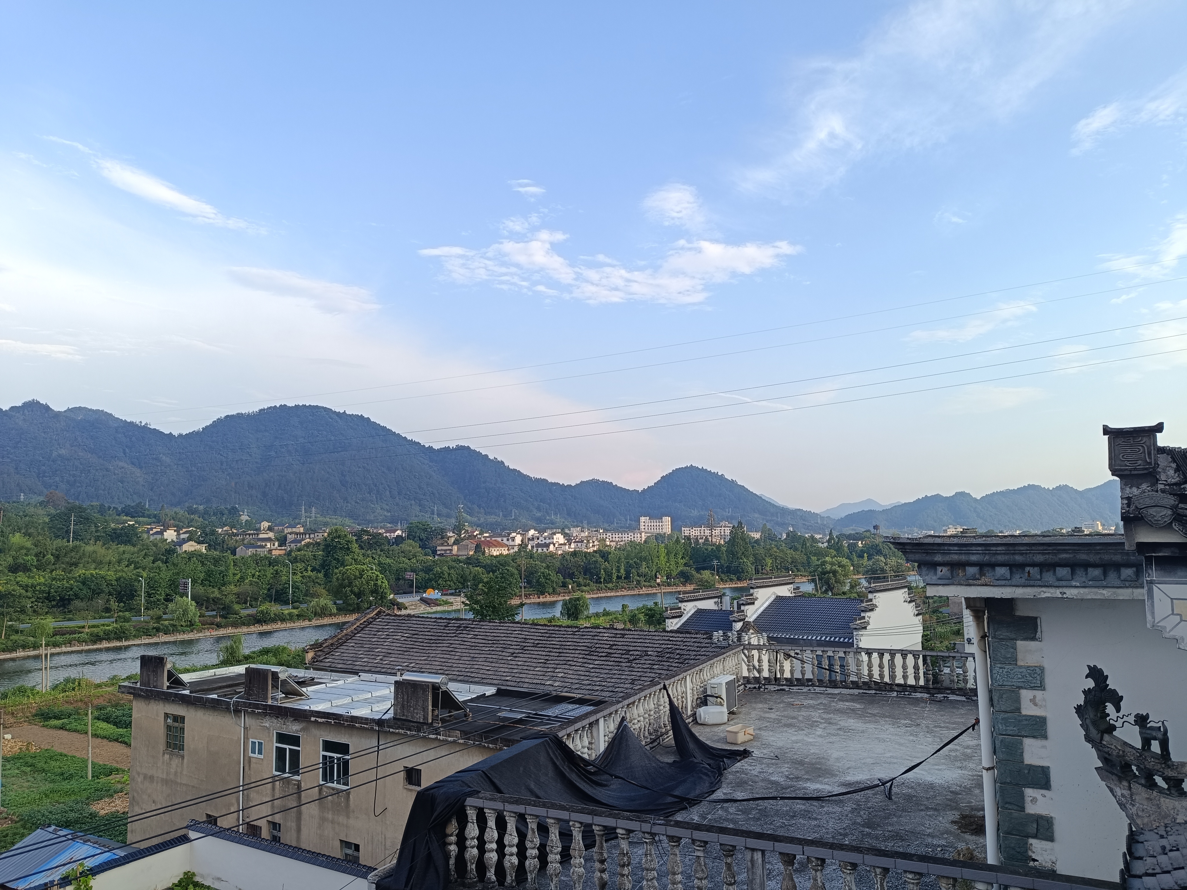 尽管各地差异肯定存在，东西南北平原山区自然条件经济形态都有差异，农村耕地和宅基地