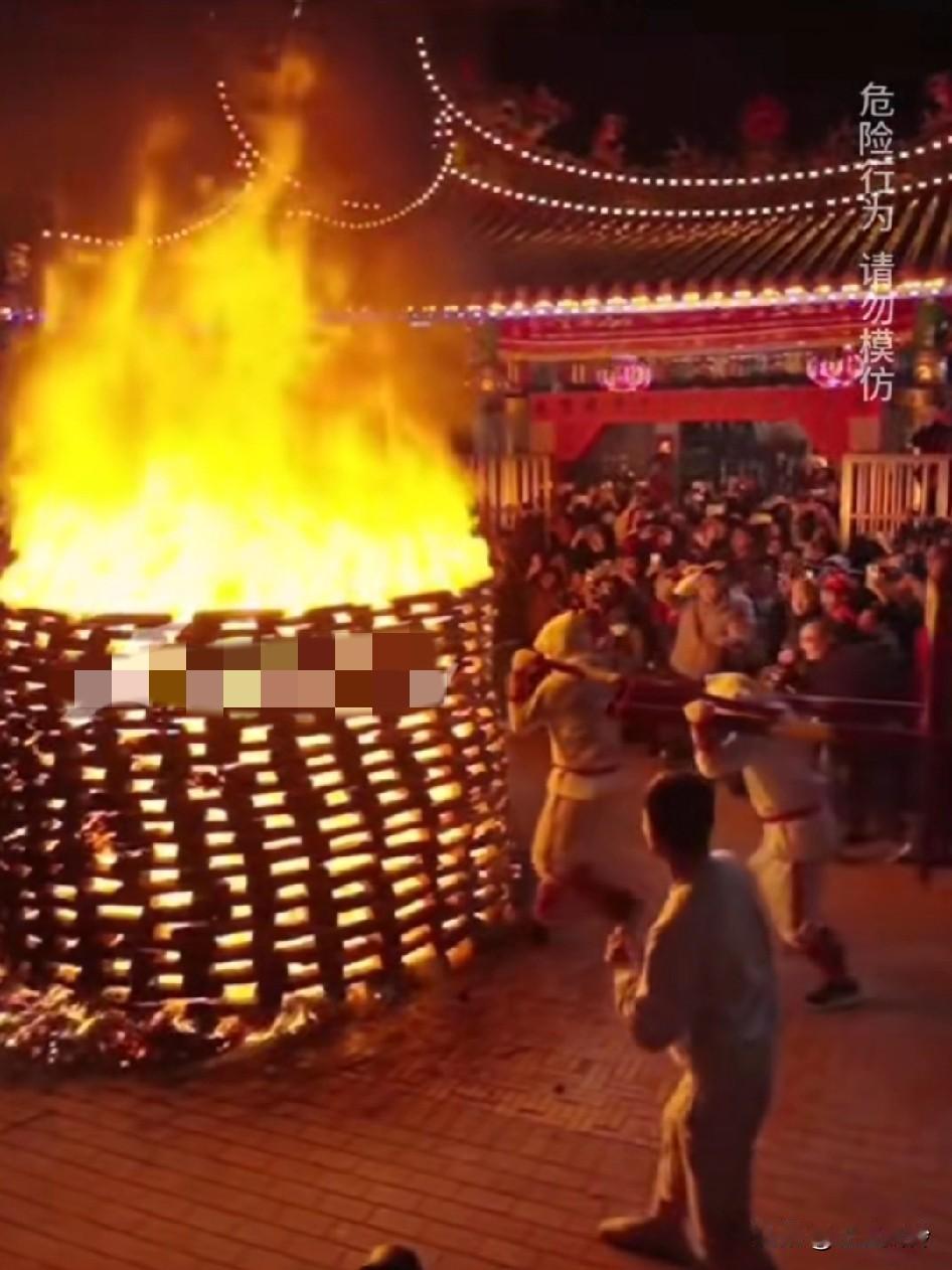 莆田元宵习俗抬轿撞火，第一个进的得多大勇气啊，不论装备，就那义无反顾的冲进去，需