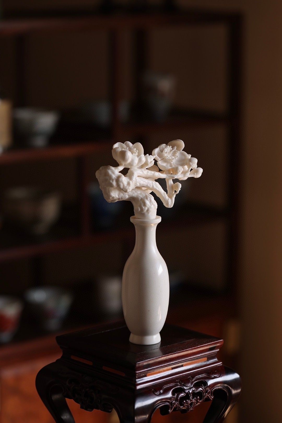 鹿角 | 聊赠一枝春鹿角雕刻瓶花，梅花或含或放，叠压错落，别有一番清新雅致。江南