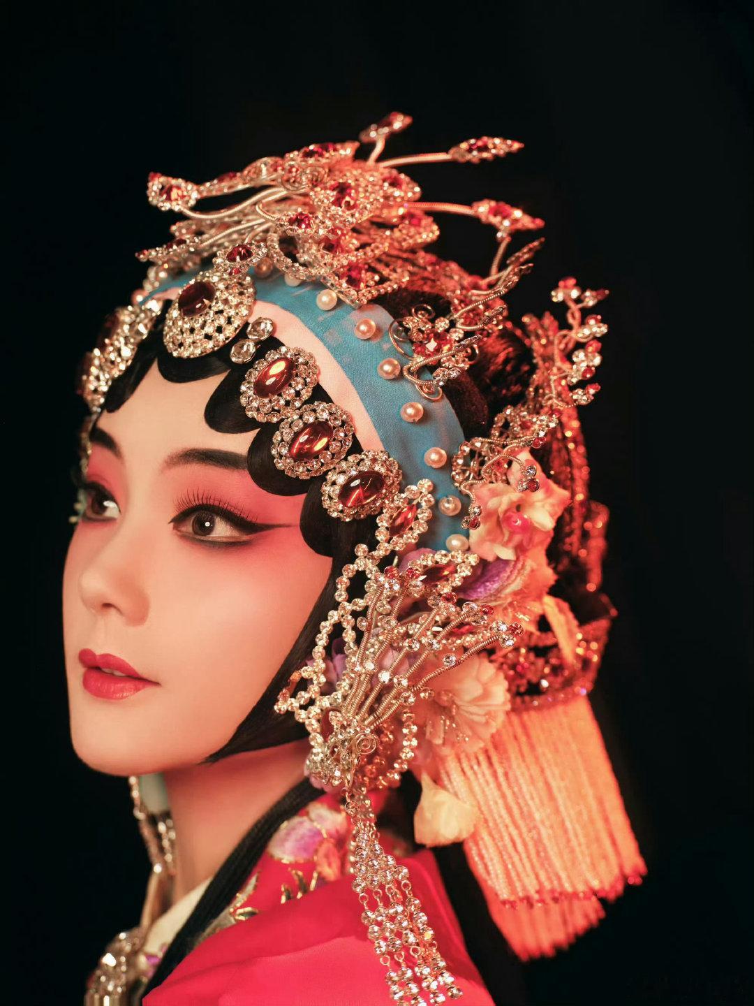李一桐被戏曲扮相爆改到认不出李一桐新剧戏曲妆造直接被爆改到差点自己都认不出，完全