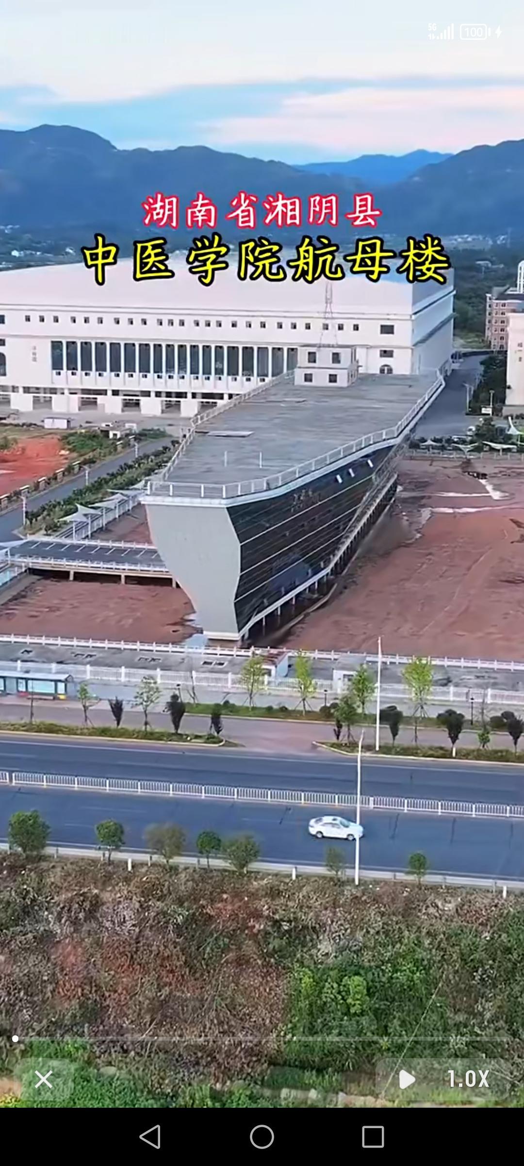 湘杏学院航母楼，那可是校园里的“明星建筑”。就在2025年11月，这里活动不断。