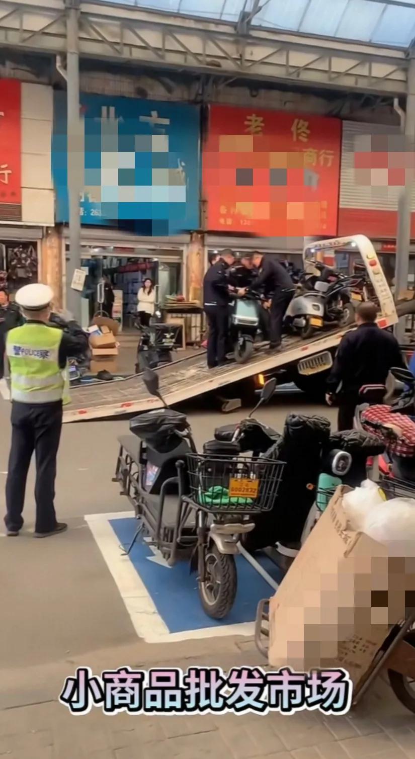 单洞小商品批发市场中间已经设置成了单行线，交通状况大有改观，我觉得这是好事。

