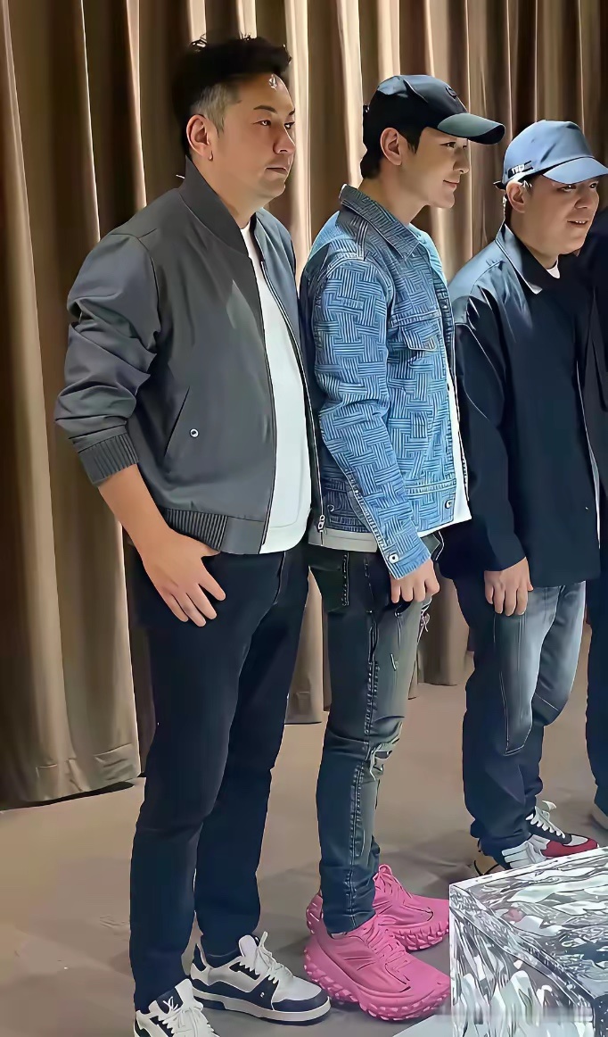 黄晓明：身高不够，鞋底来凑！ 