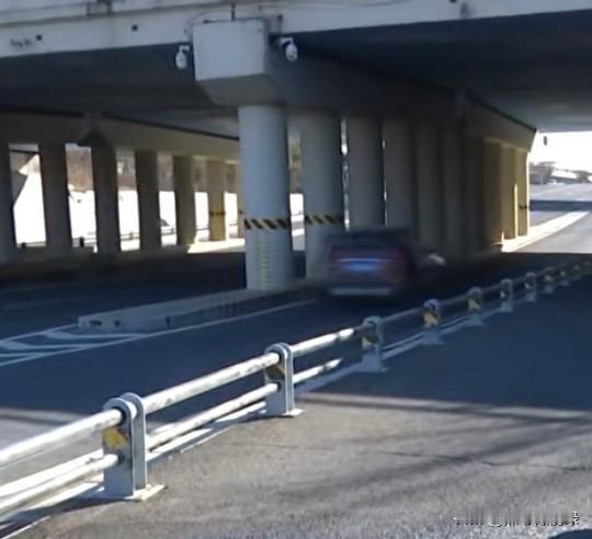 呼和浩特的乌女士向我反映，她的母亲在路上发生交通事故，撞到了护栏上，撞的也比较严