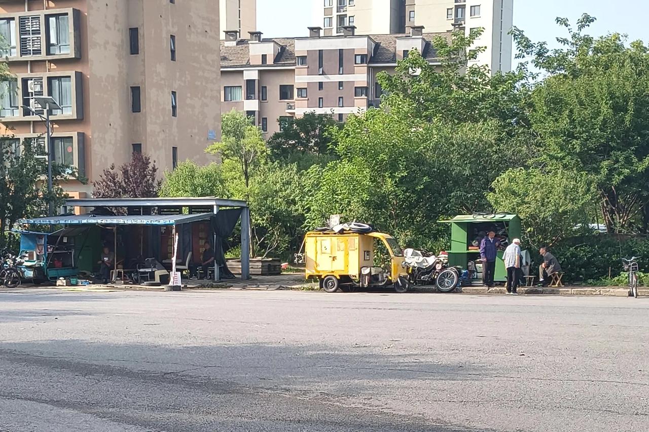 电动三轮车的刹车线被拉断了，把车推到东丽湖万科城的大转盘边上修车铺，让师傅换一条