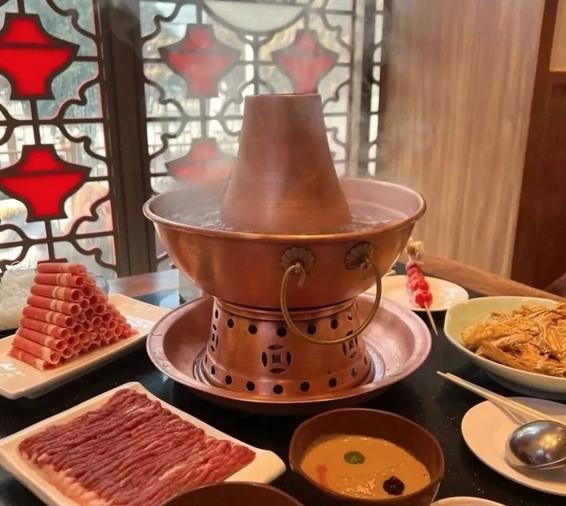 ，糊塌子，西红柿片儿汤，炸藕盒，炒麻豆腐芥末，炒红白豆腐，酥焖带鱼，红烧肉等。