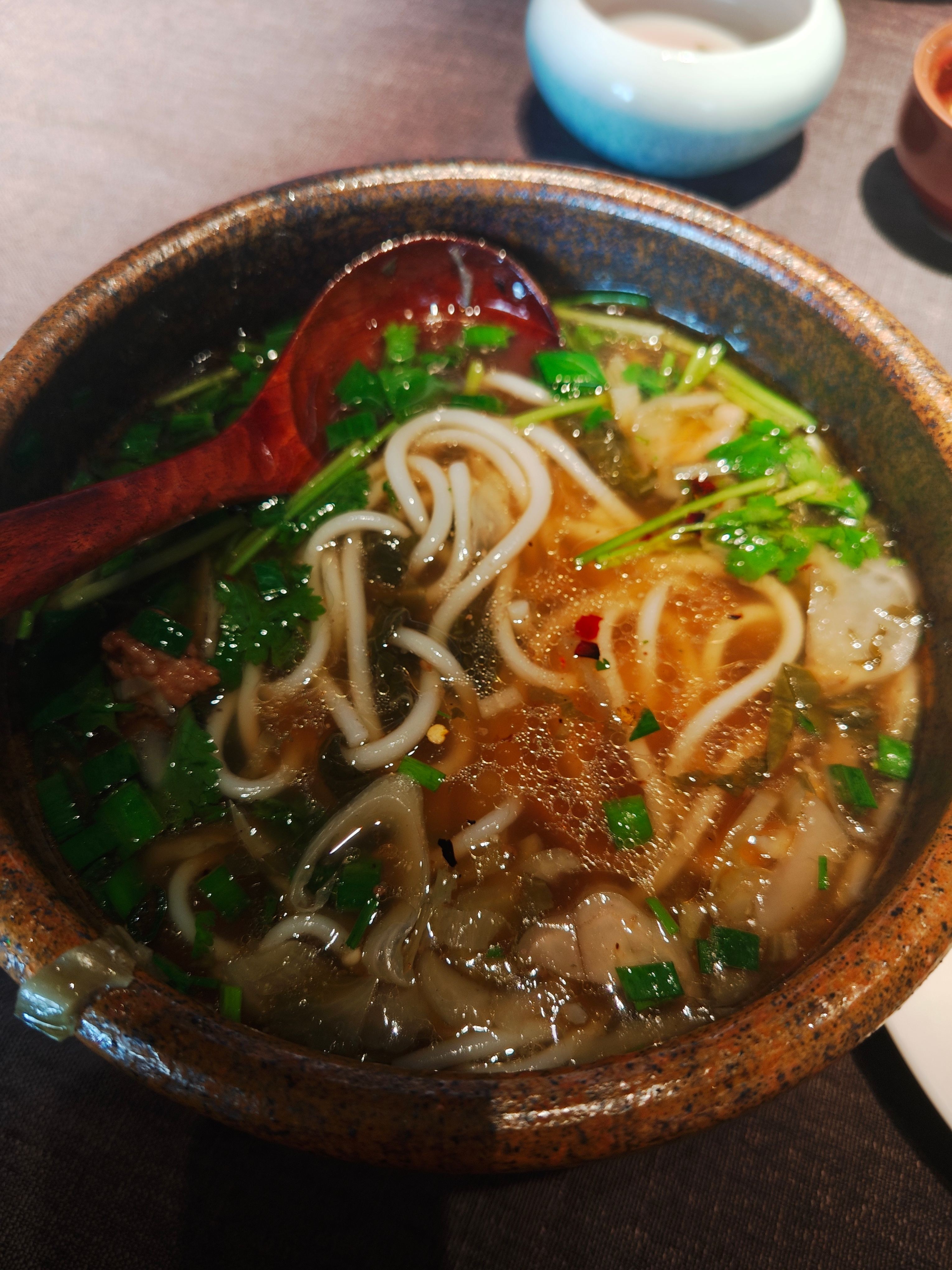 万象城这家山石榴贵州菜非常不错，喜欢花溪牛肉粉的别错过，土豆饼也是一绝。美食分享