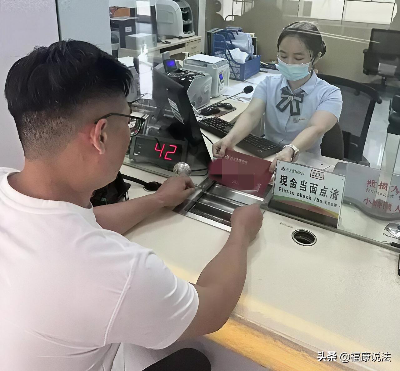 “离柜概不负责？不！”湖北松滋，男子到银行存2500元，柜员操作多打一个零，给他