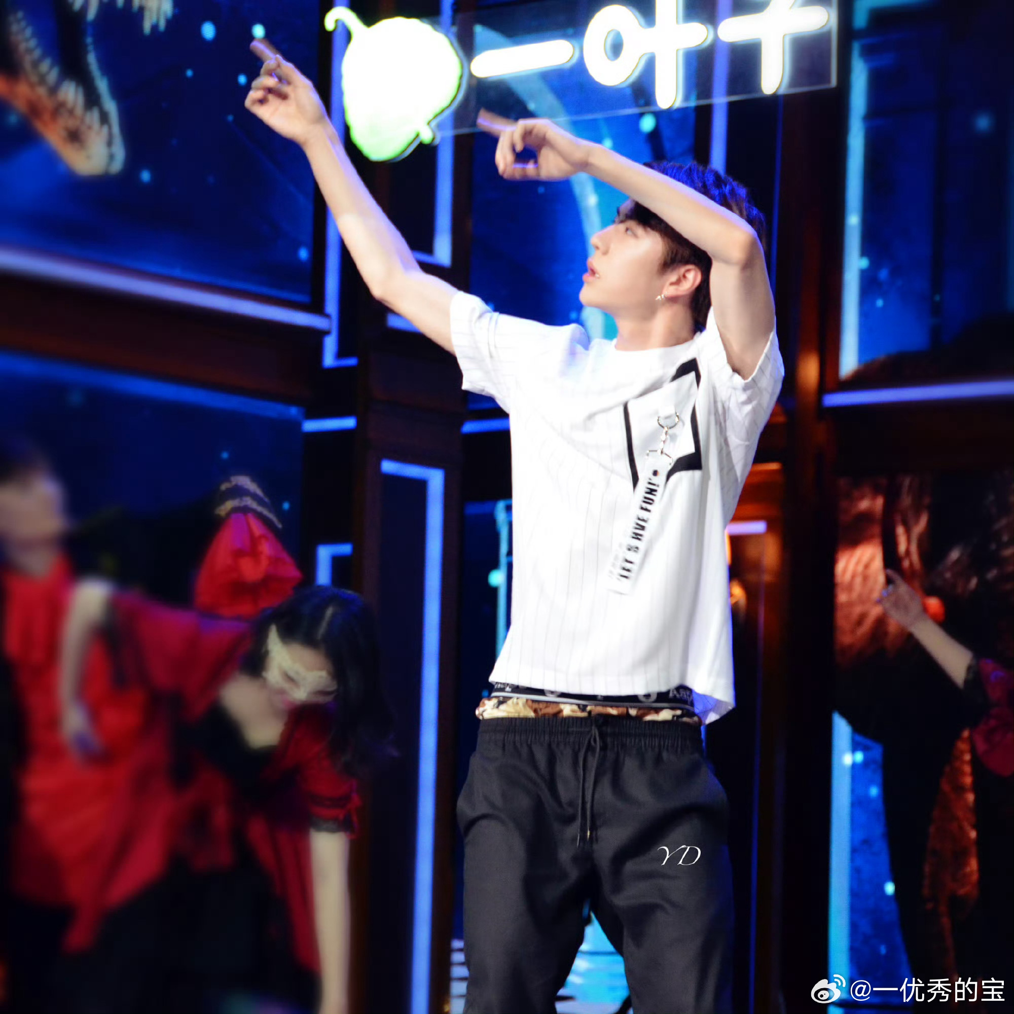 低腰裤！男孩纸要把裤裤穿穿好哈，不能便宜外人[笑而不语] ​​​