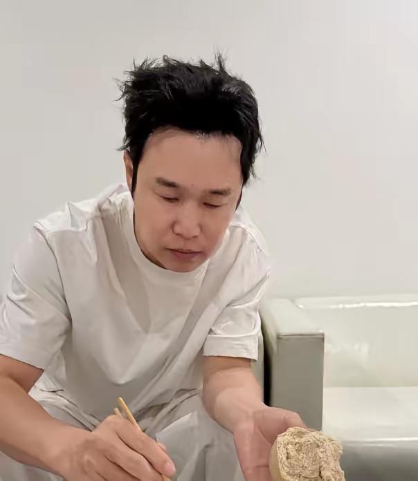 为减肥拼到住院，演员小沈阳10天内两次送急诊！
 
45岁小沈阳再度冲上热搜，不