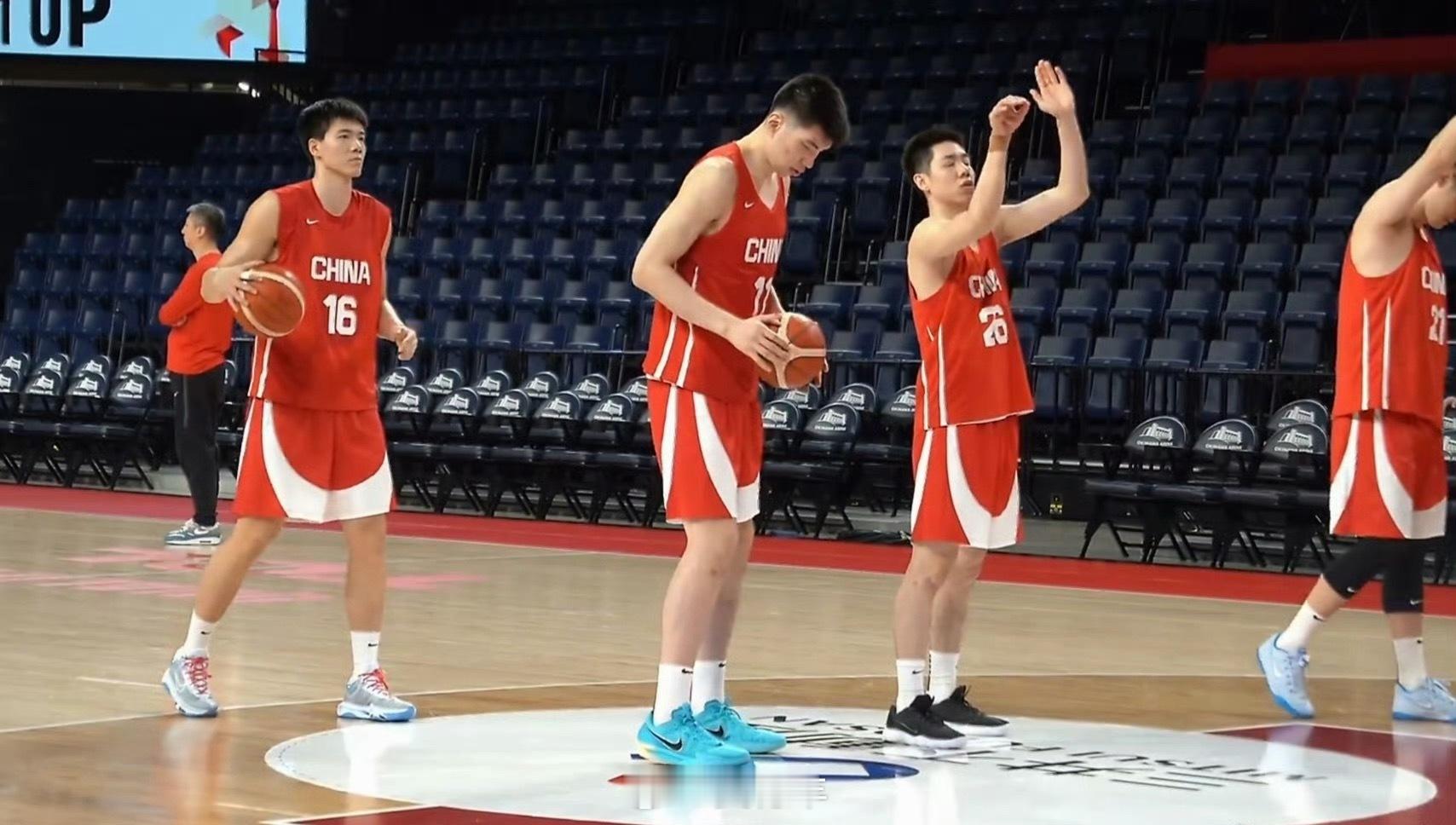 傍晚的对决，前场攻防仍是关键。余嘉豪和中国队汇合日本男篮vs中国男篮中国男篮
