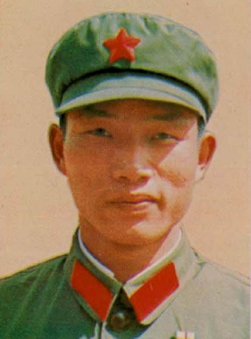 尹光中，云南省开远市人。1980年入伍。曾两次代表集团军参加全军运动会和原昆明军