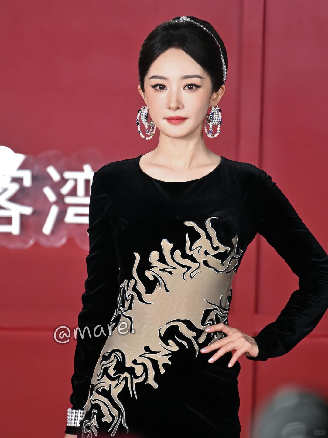 刷到一位上海摄影师拍的杨幂芭莎盛典红毯图好喜欢图2的小俏皮和图3的笑容啊！[开学