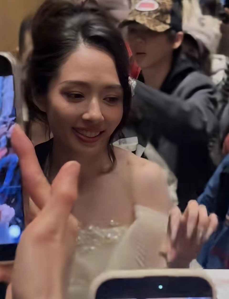 原来郭碧婷是黑皮肤，身上的皮肤比脸白多了，网友这下心理平衡了！3月28日，郭碧婷