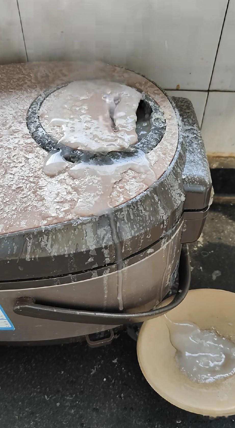 广东人煲粥翻车现场!
这锅粥直接把电饭煲整“报废”了
 
作为土生土长的广东人，