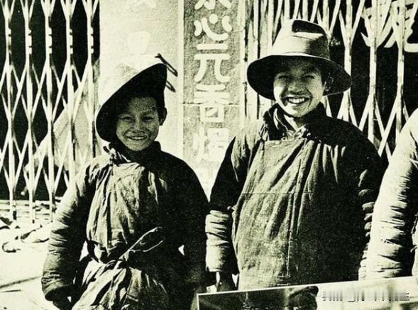 这张照片对于日寇的宣传来说应该是相对完美的，但是背后的店铺却是关门的，地下还是刚