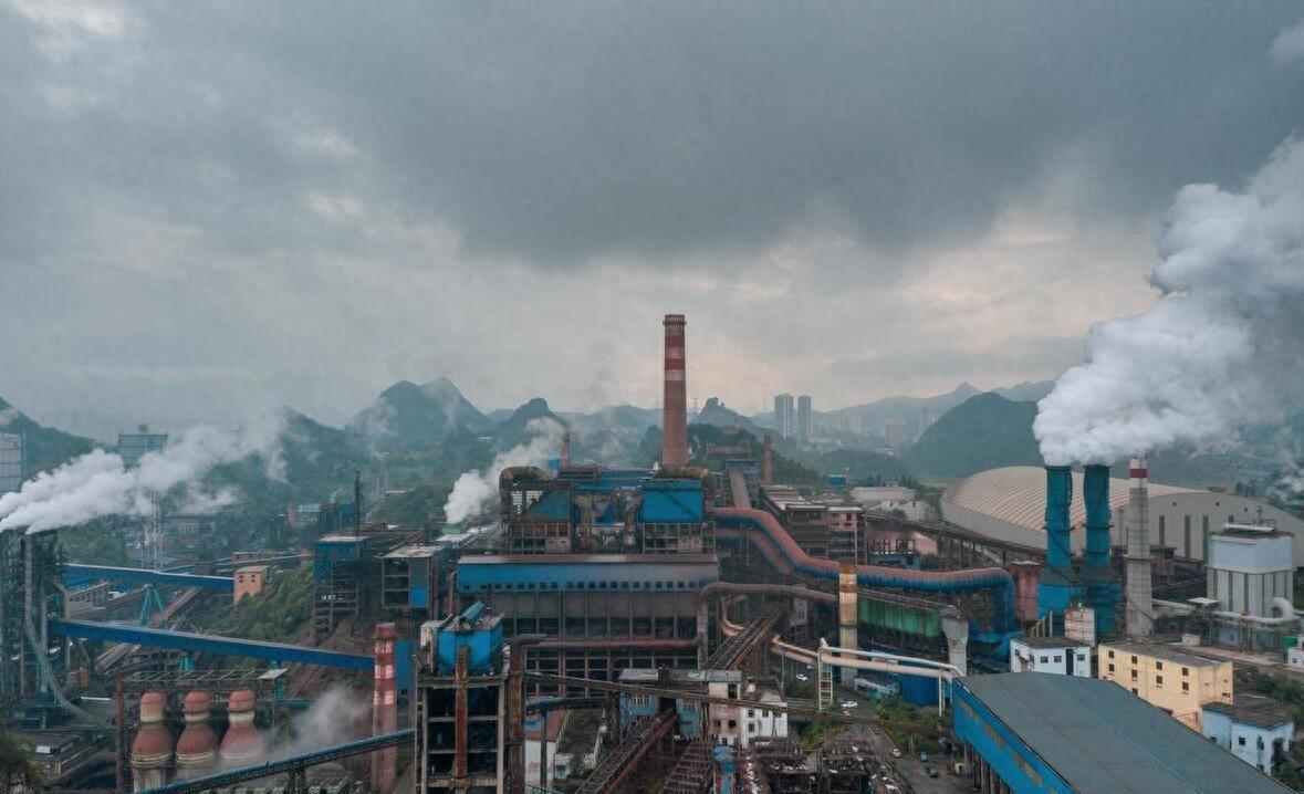 三线厂里，老大学生真多，全国各个高校毕业分配来的。
    五十年代毕业的，有少