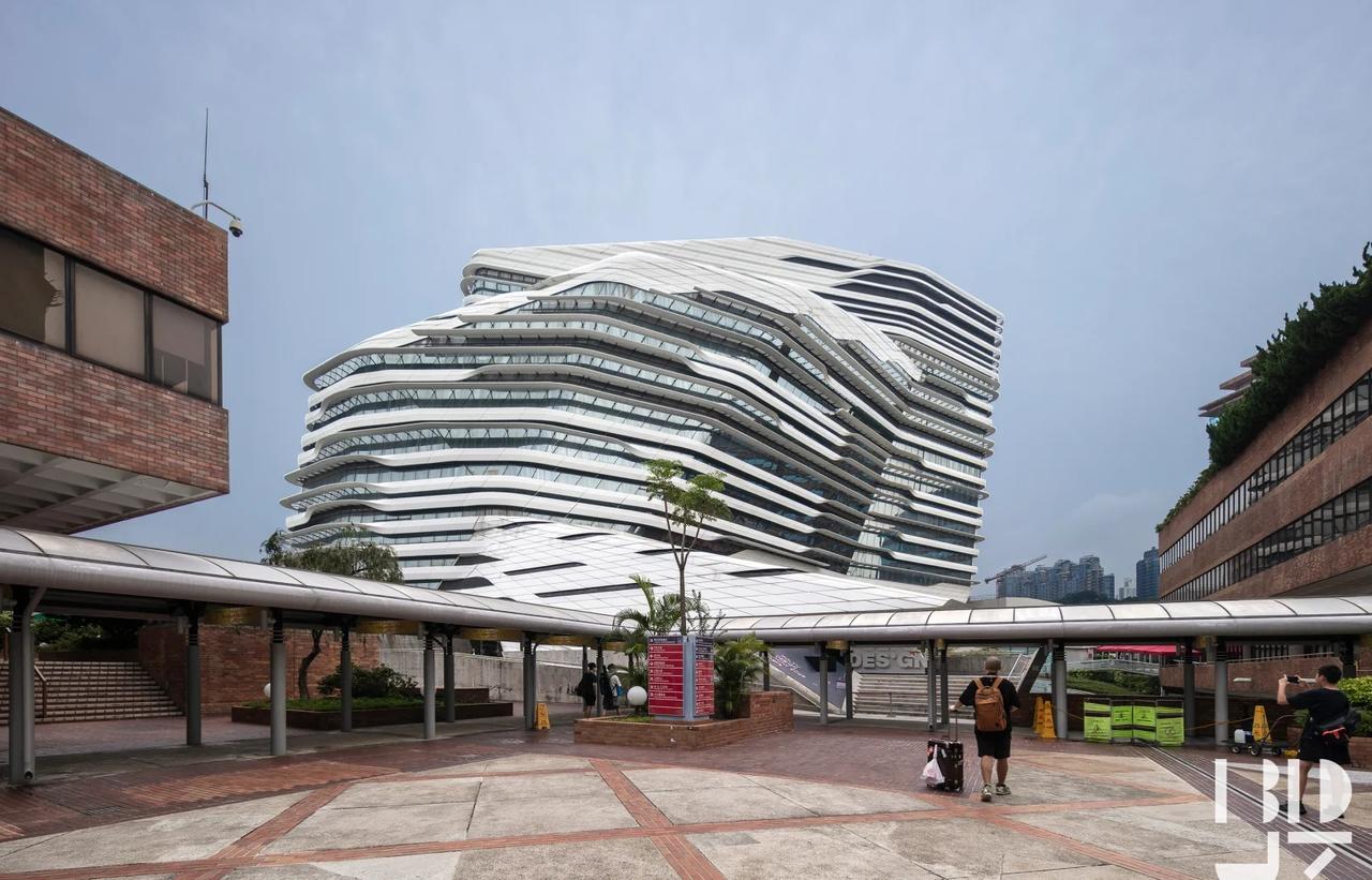 扎哈作品: 香港理工大学赛马会创新大厦
扎哈·哈迪德设计的香港理工大学赛马会创新