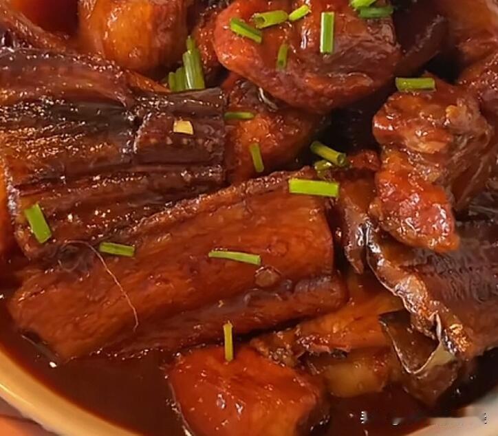 南通各地普遍喜欢红烧肉烧鳗鱼，不靠海的用河鳗，靠海的用海鳗干，红烧肉吸收鱼肉鲜味