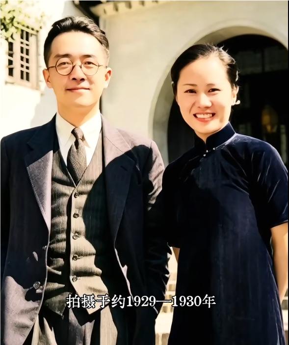 这张拍摄于1929至1930年间的珍贵合影，左边是胡适，右侧是青年时期的吴健雄。