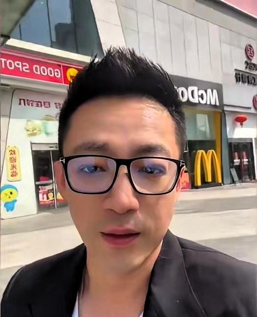 W先生是青年企业家,他做餐饮品牌,L女士身份特殊,大家觉得他们有关系。他前段时间