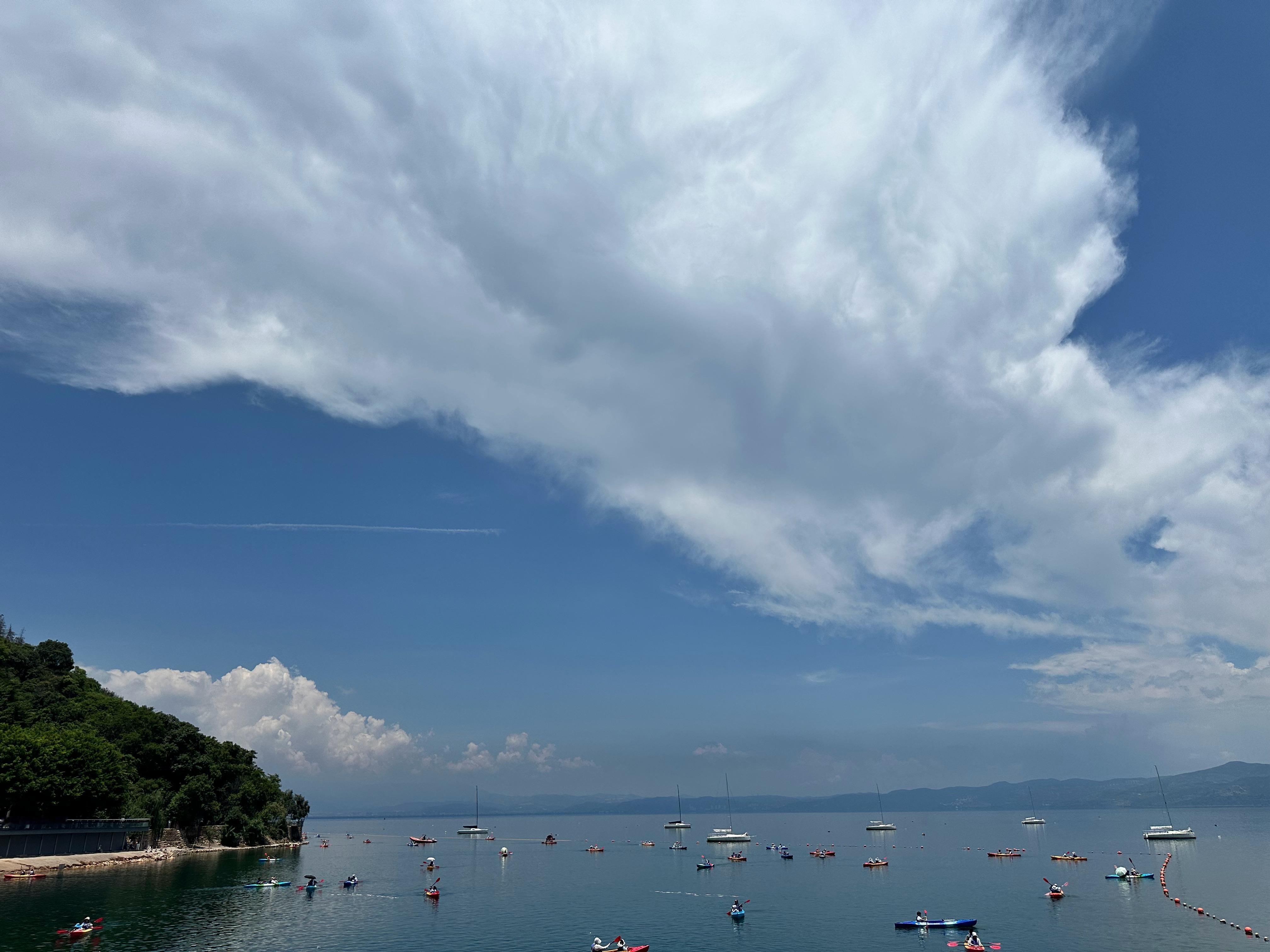 华晨宇 抚仙湖玉溪抚仙湖去过两次了，很美的地方，我印象里沿湖一圈并没有特别大的场