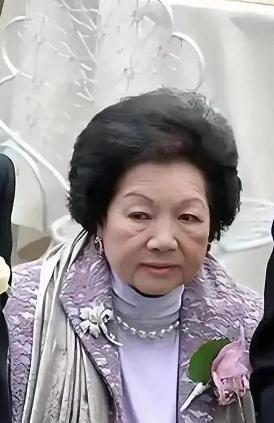 1960年，霍英东要迎娶离婚且带着一个儿子的冯坚妮。原配吕燕妮没有反对，只是提了