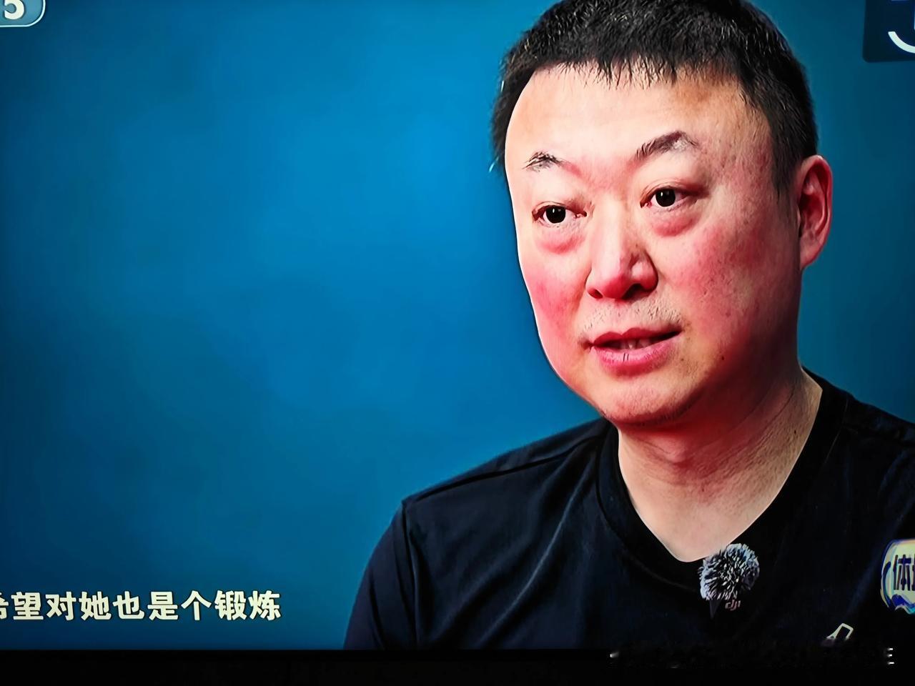 中国女乒在获得了伦敦世乒赛女团冠军后参加了央视的体坛零距离节目。
    主教练