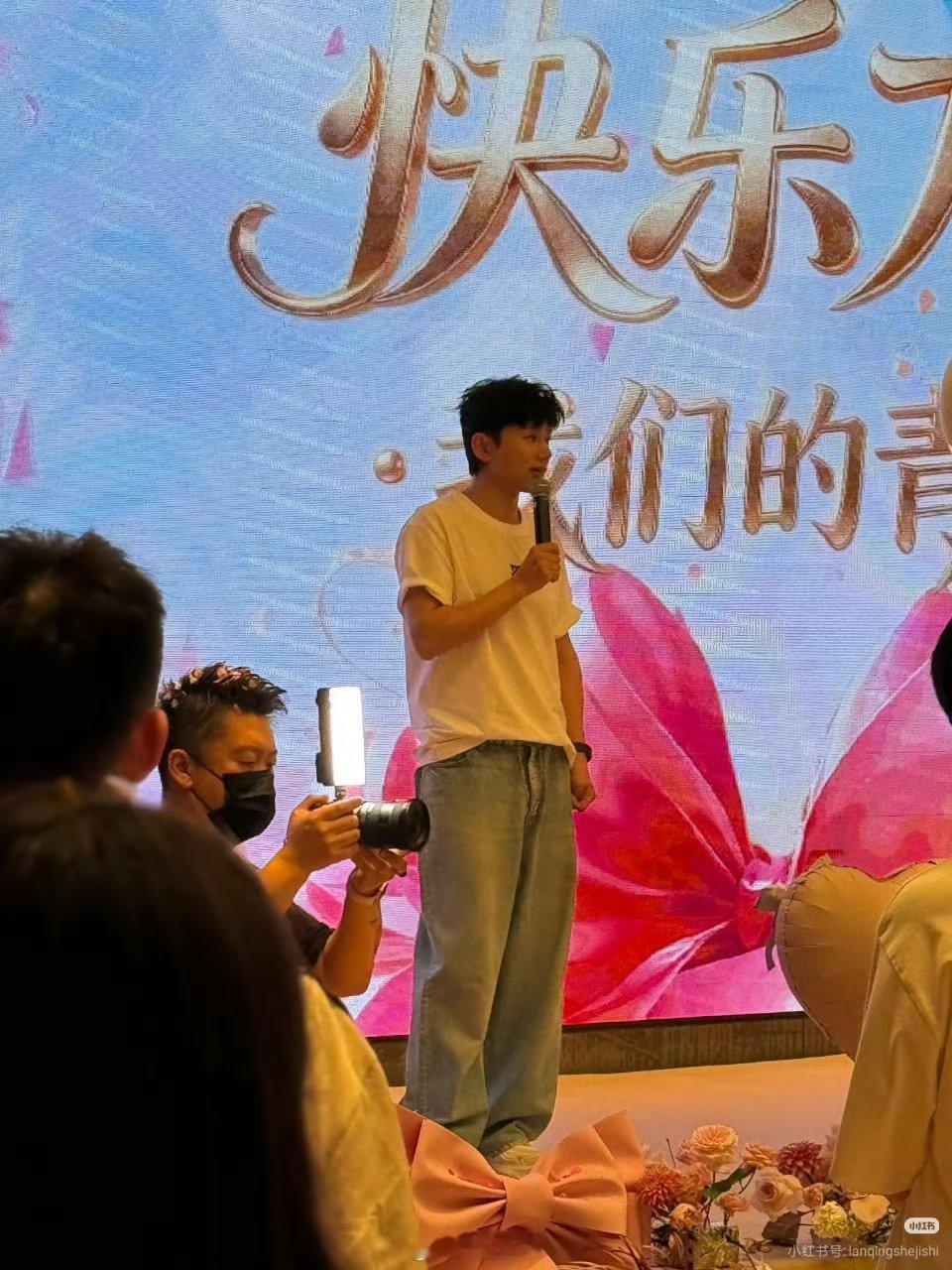 谢娜过生日也用海底捞生日歌 张杰在谢娜庆功宴上敬酒谢娜过生日也唱海底捞生日歌