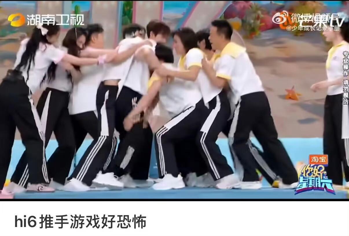 李小冉疑似录制节目受伤6月3号出门全程墨镜口罩捂着脸，明显脸上磕青肿了，刻意遮伤