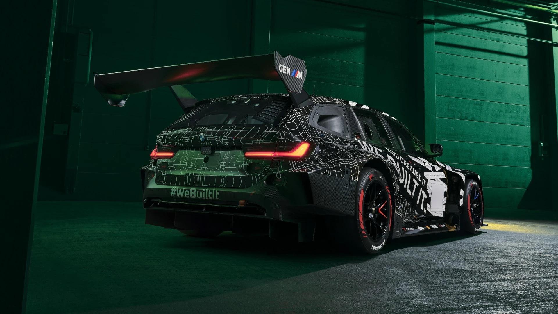 你看 M4 GT3，M3 Touring 24H 都是把排气管放右前叶子板下方。