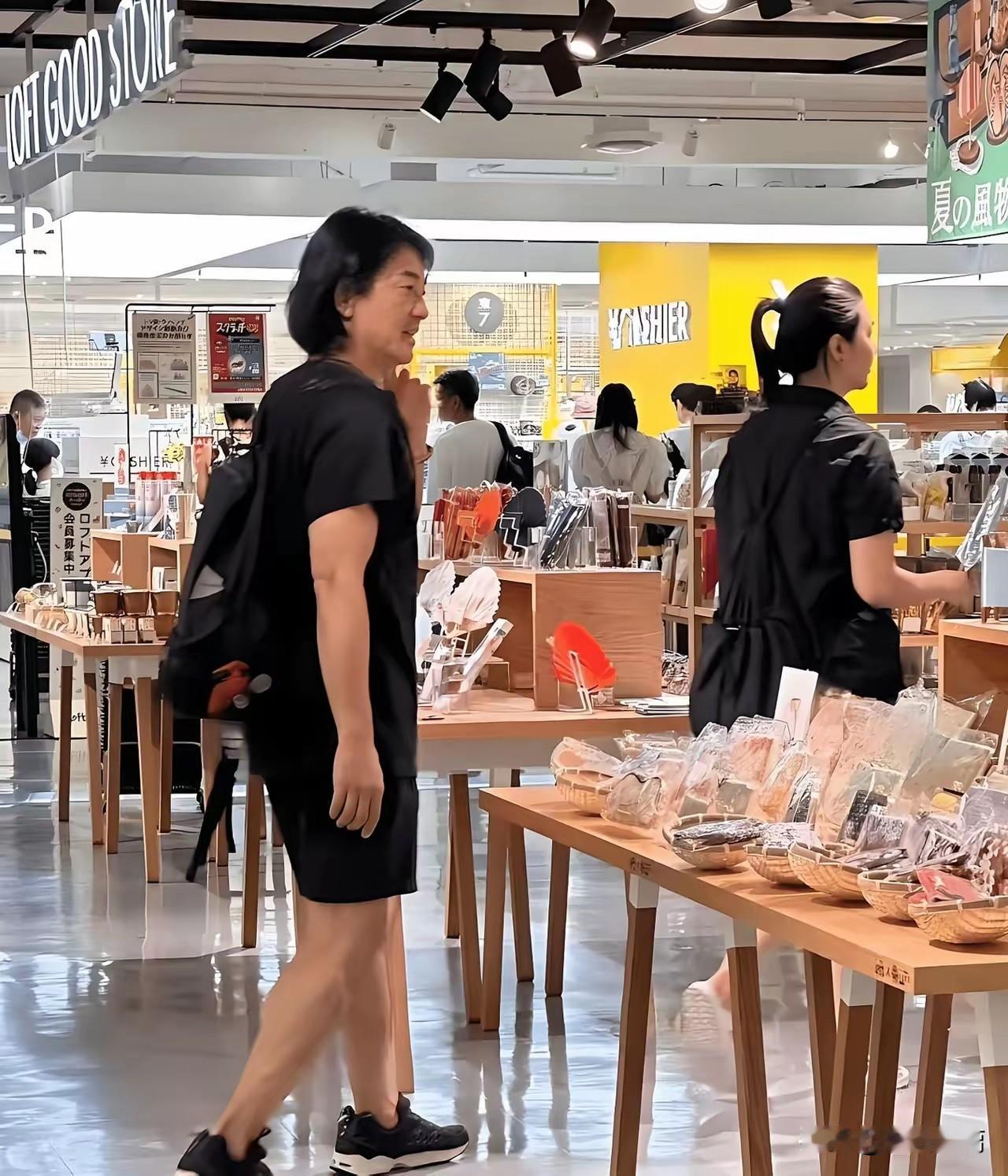 郑伊健夫妇现在定居在日本，过着闲云野鹤一样的日常生活，完全没有了任何明星味儿。