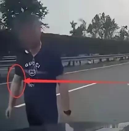 先不论私家车有没有违章违法，民警身上的这两个细节就够网友消化一阵子了！

近日，