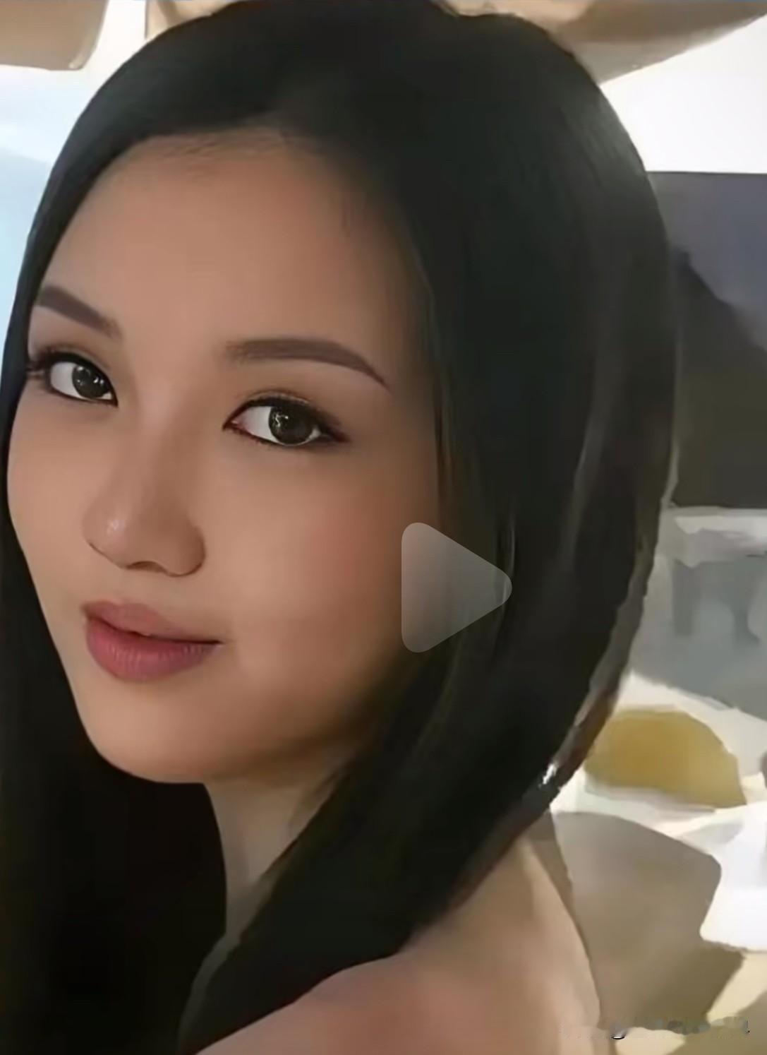 李亚鹏的女儿李嫣最近罕见露面，四次手术，兔唇看不出来，手术做的非常好，她变得更漂