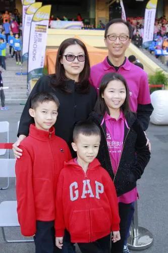 这三个孩子竟然没有一个像妈妈的，都随了他爸了，随了他爸也好，经商头脑指定杠杠滴[