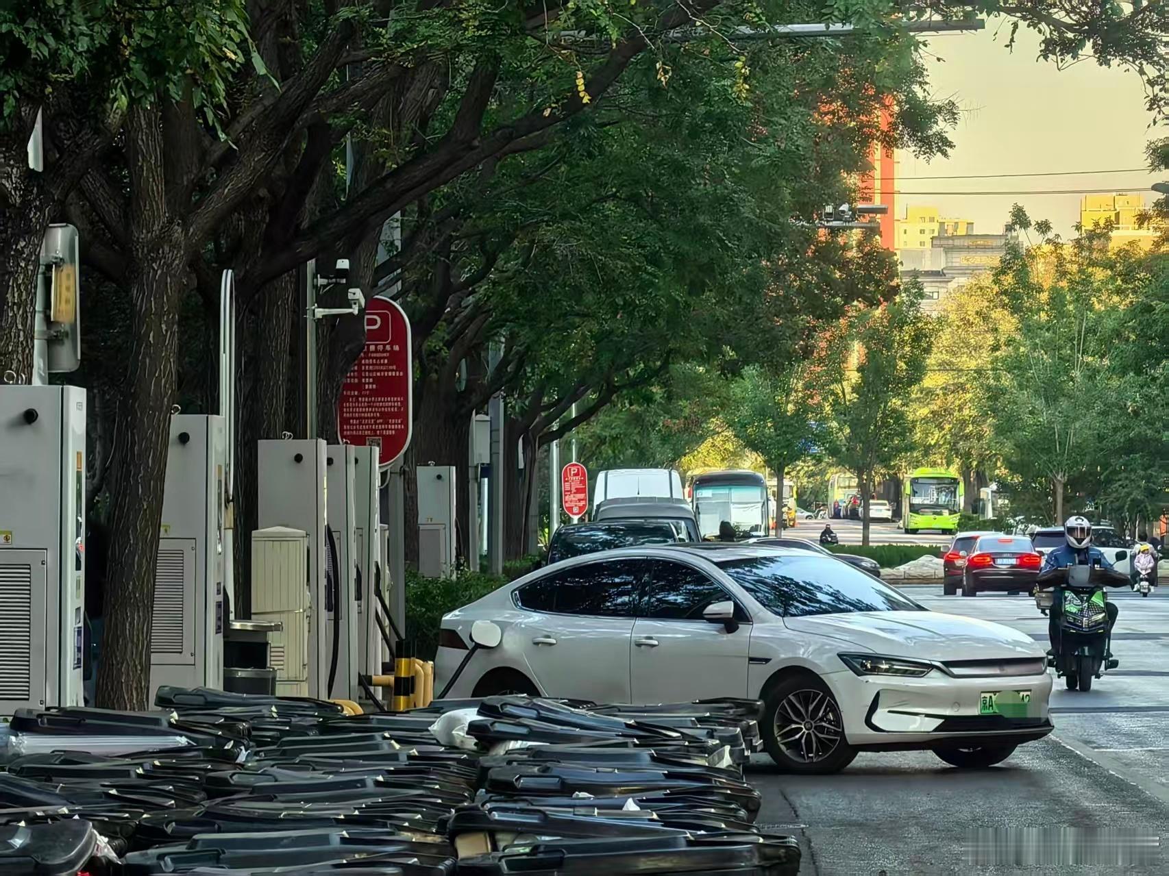 现在的行业共识是，车越做越大。家用轿车都是之前B级车、B+级尺寸了，最近插混SU