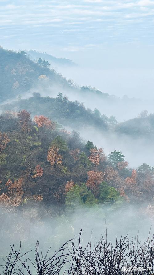 上联：秋云淡抹远山青，
下联：春雨轻描碧水绿，
下联：冬雪浓铺近岭白。