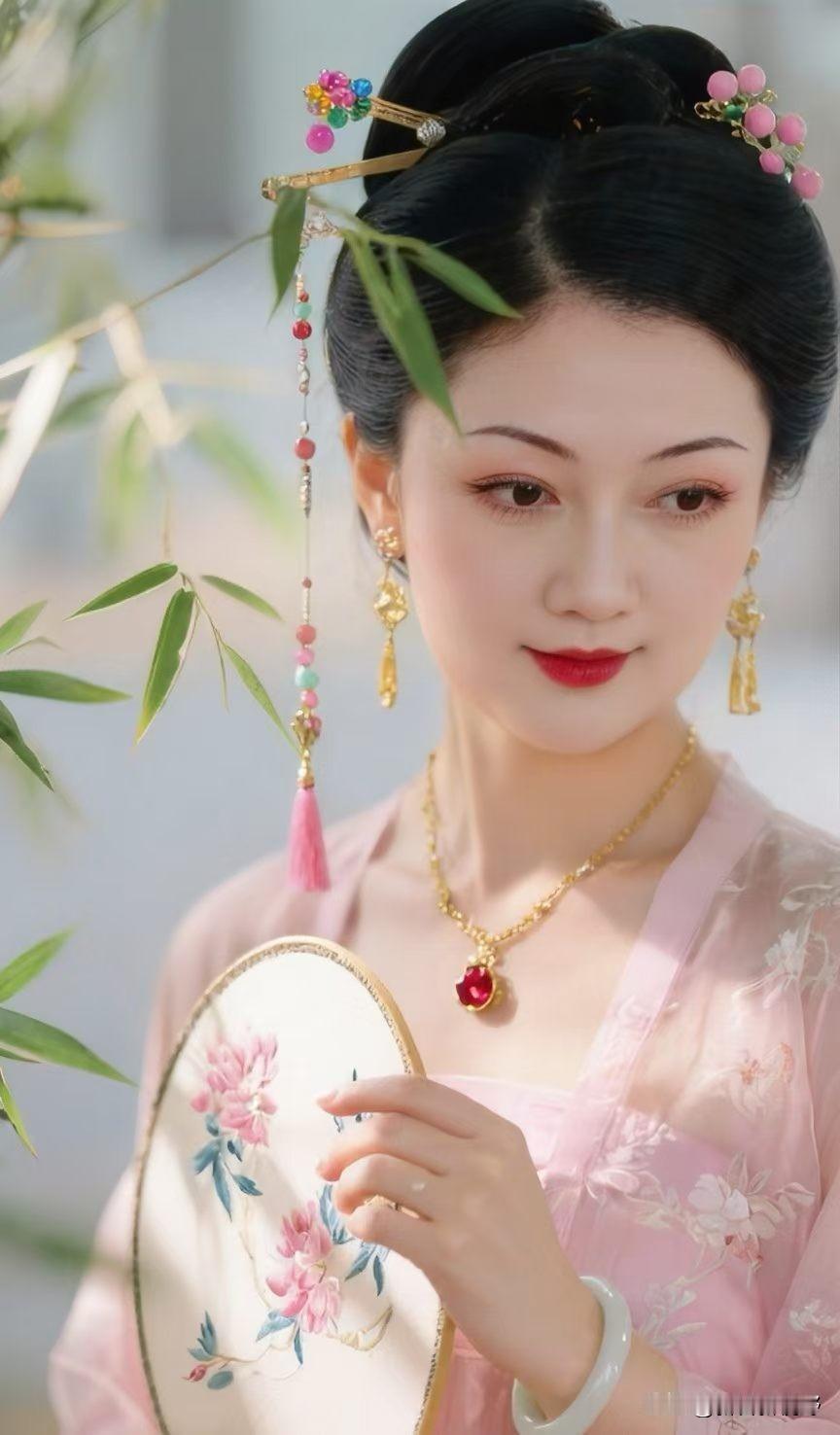 这位女士打扮得真精致，像是从古代穿越来的分享一张相册里随手拍的天空 美女古风穿搭