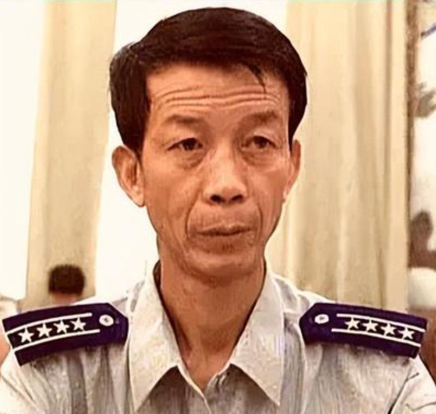 1996年，我国试飞员邹延龄出国交付飞机，当天晚宴上，一位外籍美女在他耳边轻声说