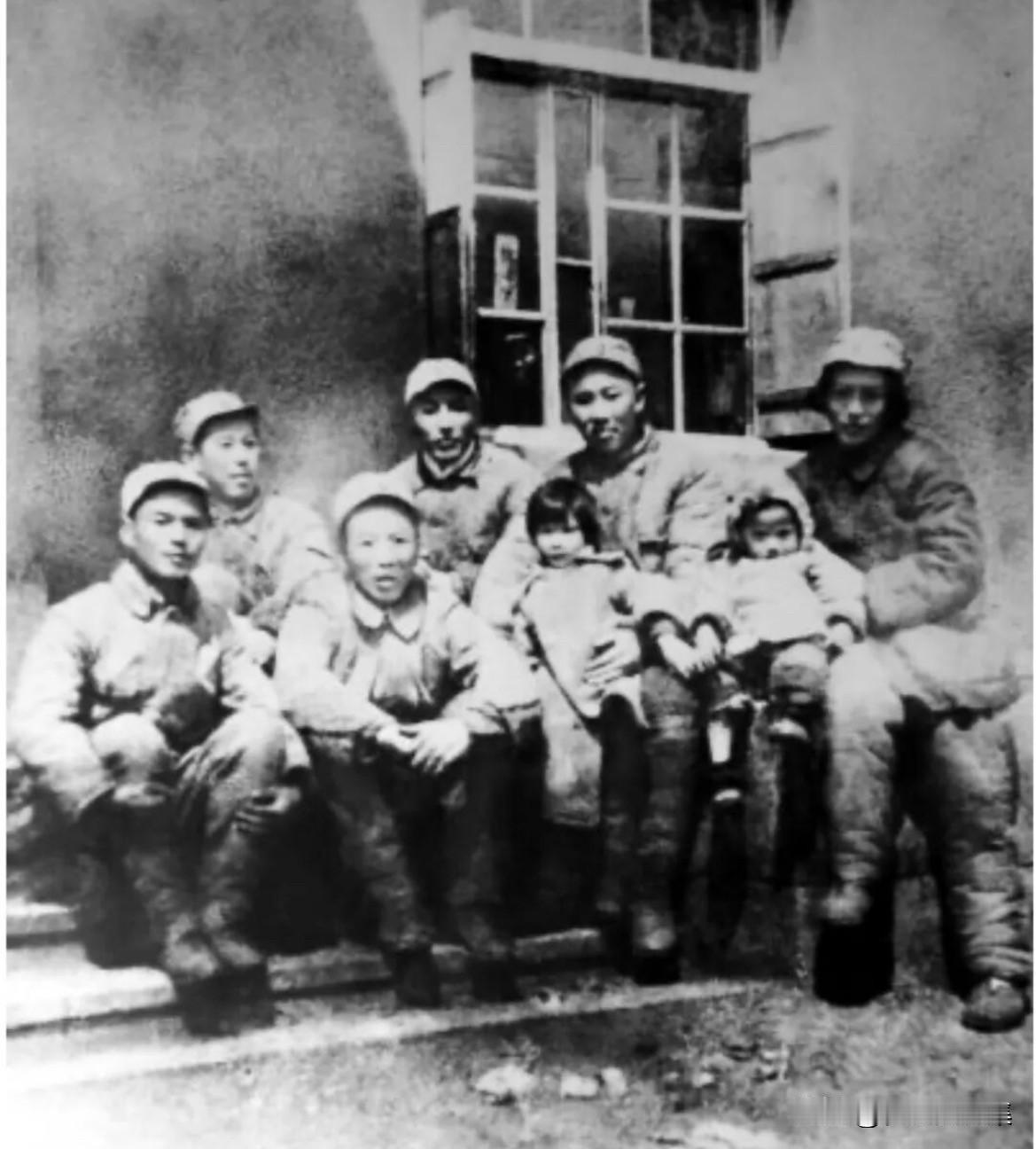 1945年12月1日晚，在炮兵学校驻地马家湾子，东北炮兵司令员兼校长朱瑞召开会议