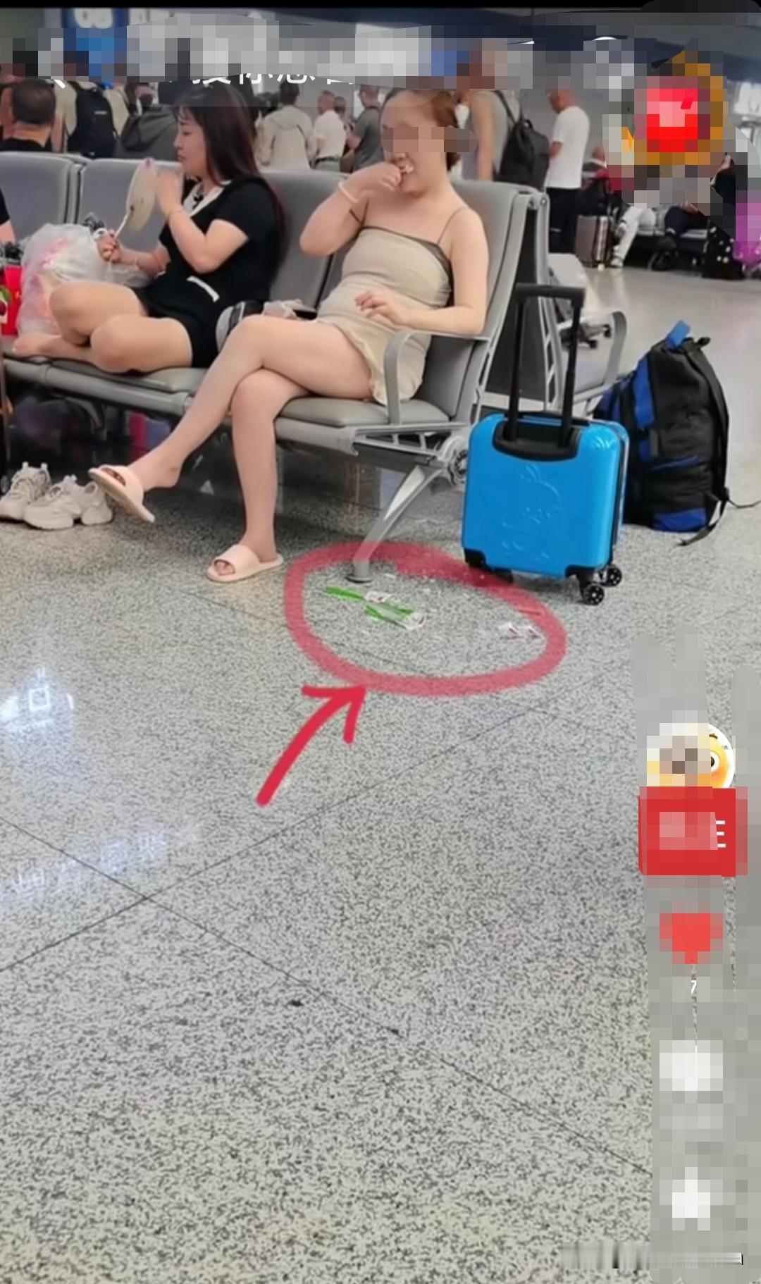 这种人，既没素质又没教养，不咬人，膈应人！

候车大厅里，遇到一个奇葩女子，真是