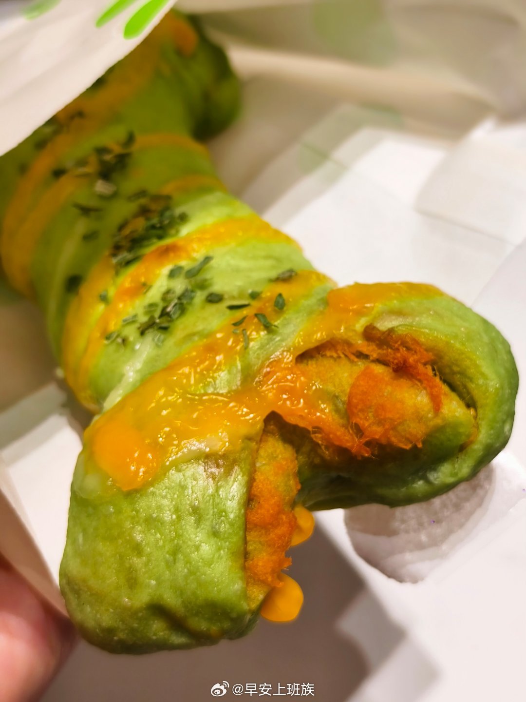 最近有迷上这个菠菜肉松面包，每天早上来一份咖啡套餐，靠着这些小满足汲取能量，开启
