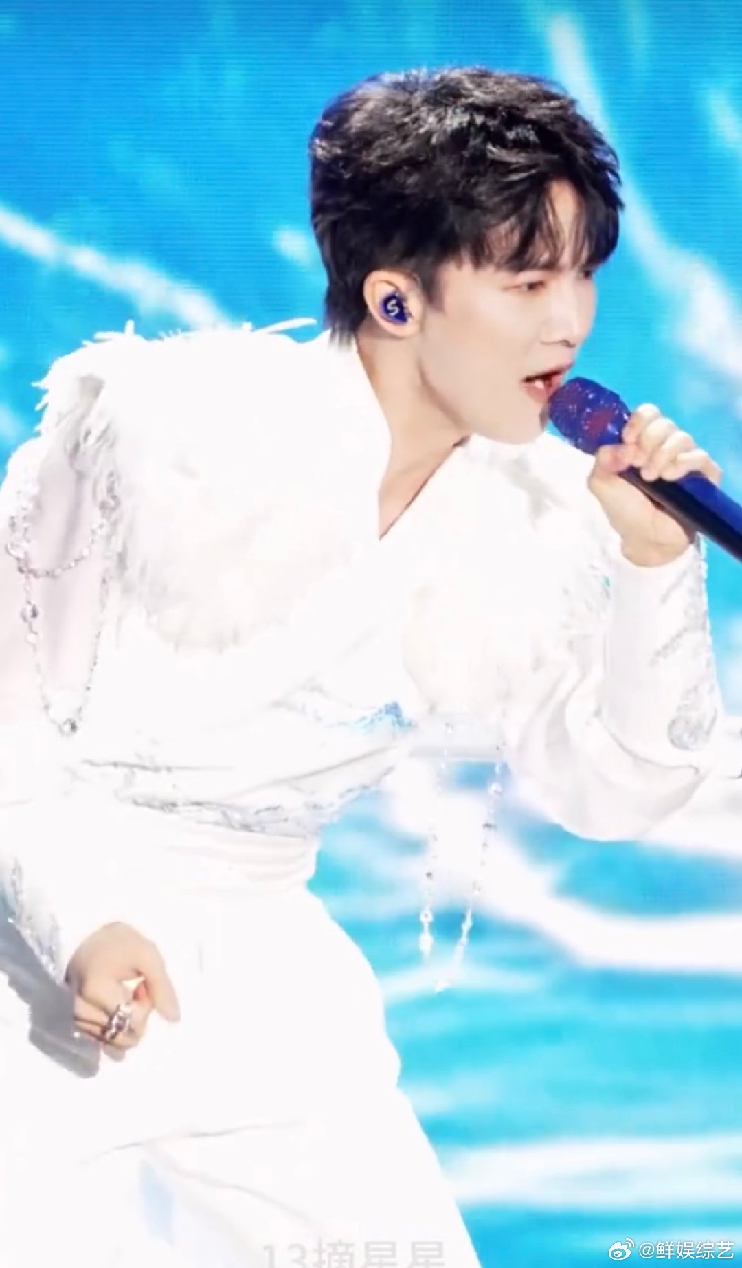 周深新歌求真首唱周深新歌求真舞台首秀周深再次用歌声征服全场，《求真》首唱气势磅礴