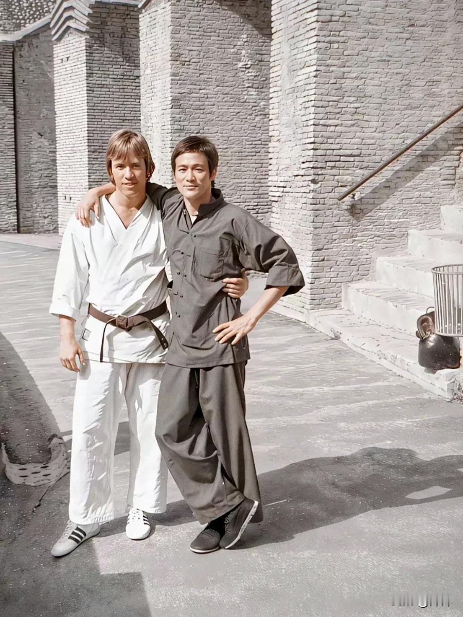 1971年，李小龙提议乔·刘易斯出演电影《猛龙过江》，让其饰演反派柯尔特一角。但