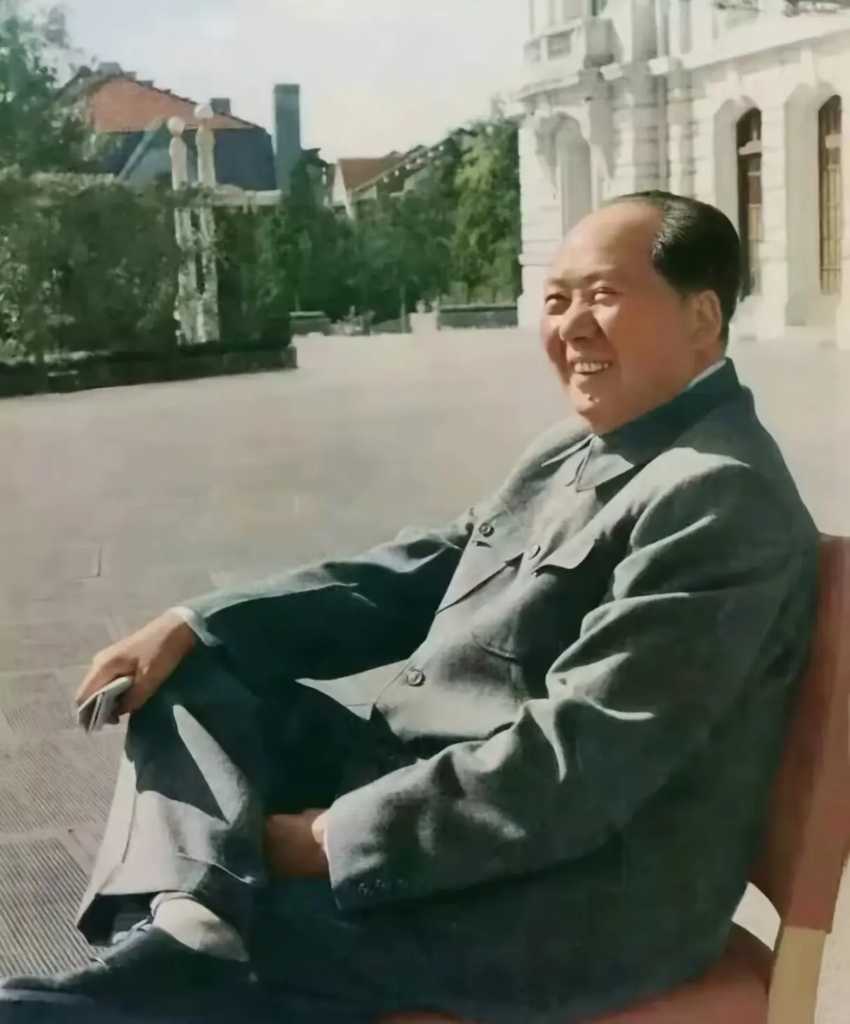 毛主席说，谁贪污老百姓的搞腐败，我毛泽东第一个割他脑袋