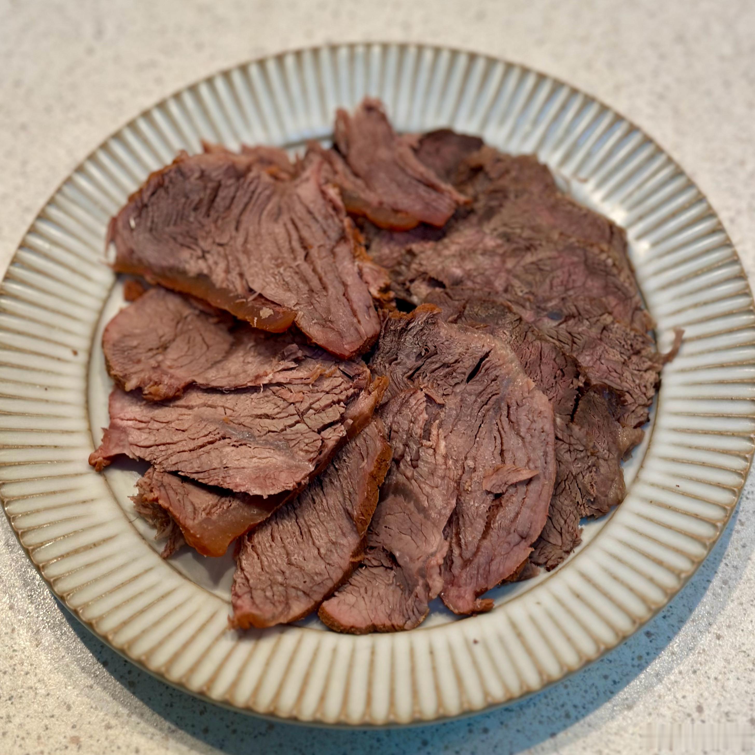 午餐。番茄干拌起。番茄去皮蒸熟捣烂做酱汁，辅以生抽、藤椒油、贵州软哨油辣椒，简单